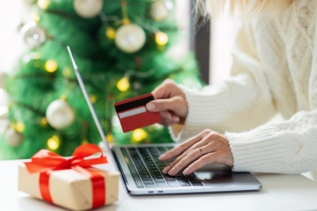 https://yofreesamples.com/wp-content/uploads/2022/03/woman-holding-hand-credit-card-when-buying-christm-2021-12-09-19-32-09-utc-1024x683.jpg